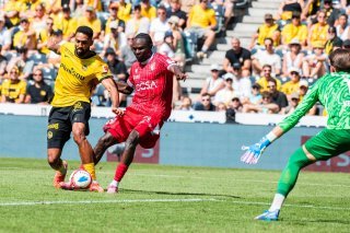 Penalty ou non sur cet accrochage entre Lukembila et Wütrich?
